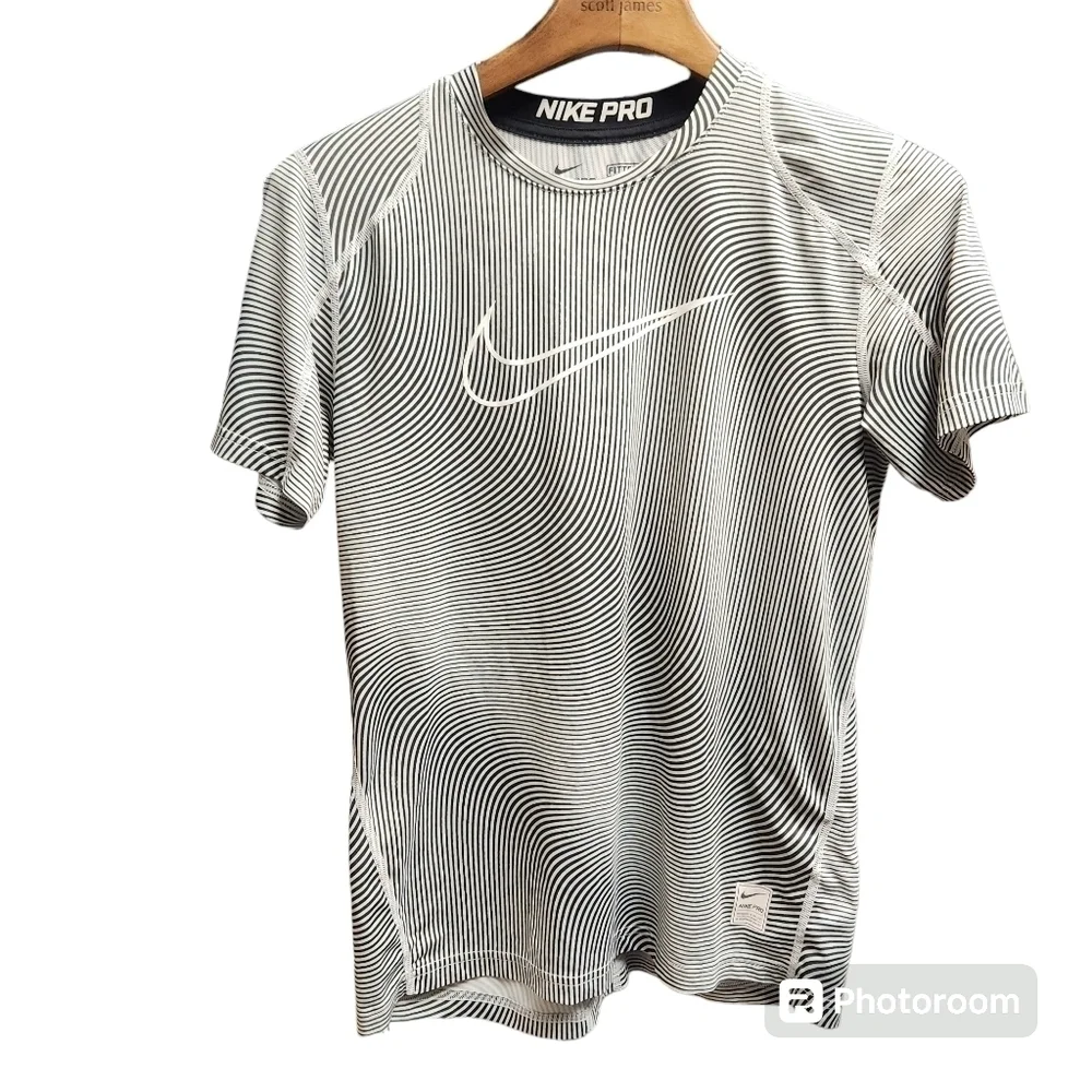 Nike Pro Womens Sz.XL Fitted Graphic T-Shirt
